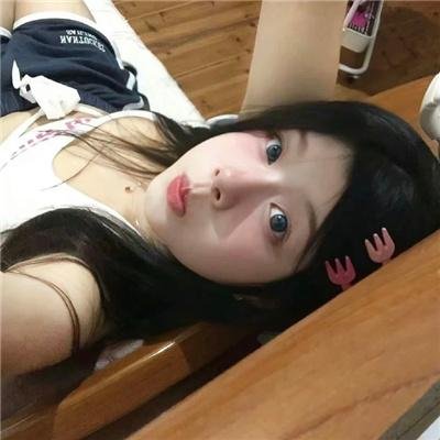 给小酒馆女子喝高杯酒